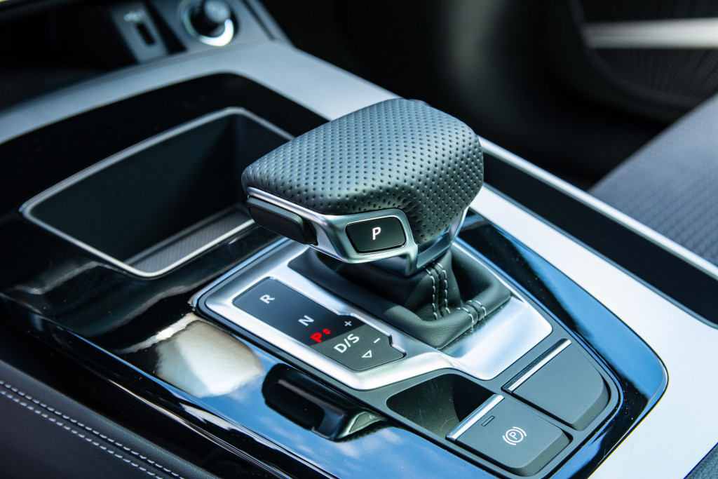 2021 Audi Q5 55 e Hybrid Premium Plus - Gear Selector