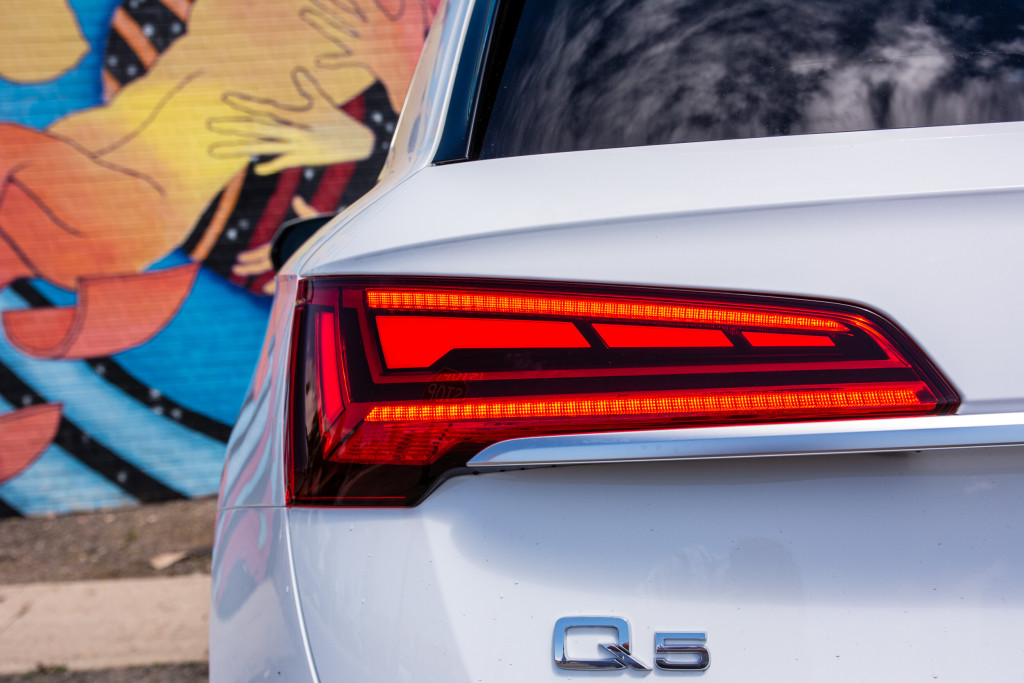 2021 Audi Q5 55 e Hybrid Premium Plus - Tail Light