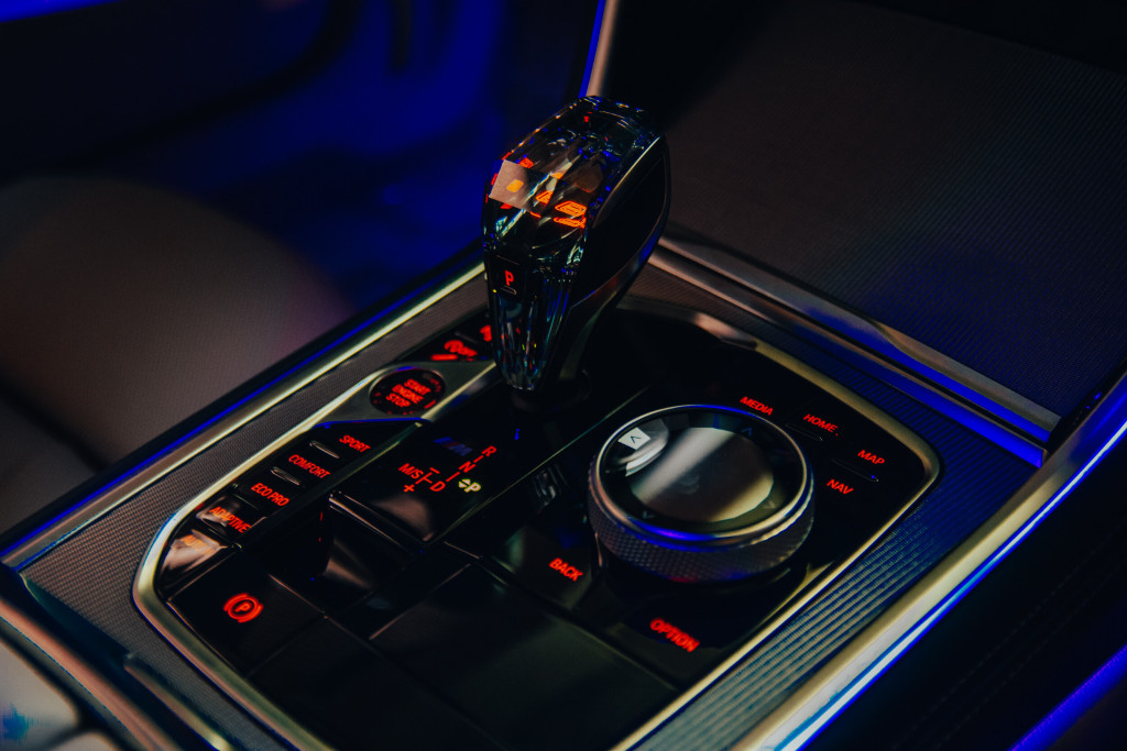 2019 BMW M850i xDrive in Carbon Black Metallic - Center Console