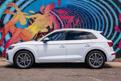 2021 Audi Q5 55 e Hybrid Premium Plus - Front Driver’s Side View