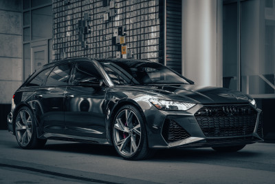 2021 Audi RS 6 Avant 4.0T quattro in Daytona Gray Pearl Effect - Front Passenger’s 3/4 View
