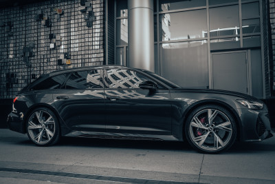 2021 Audi RS 6 Avant 4.0T quattro in Daytona Gray Pearl Effect - Passenger’s Side View