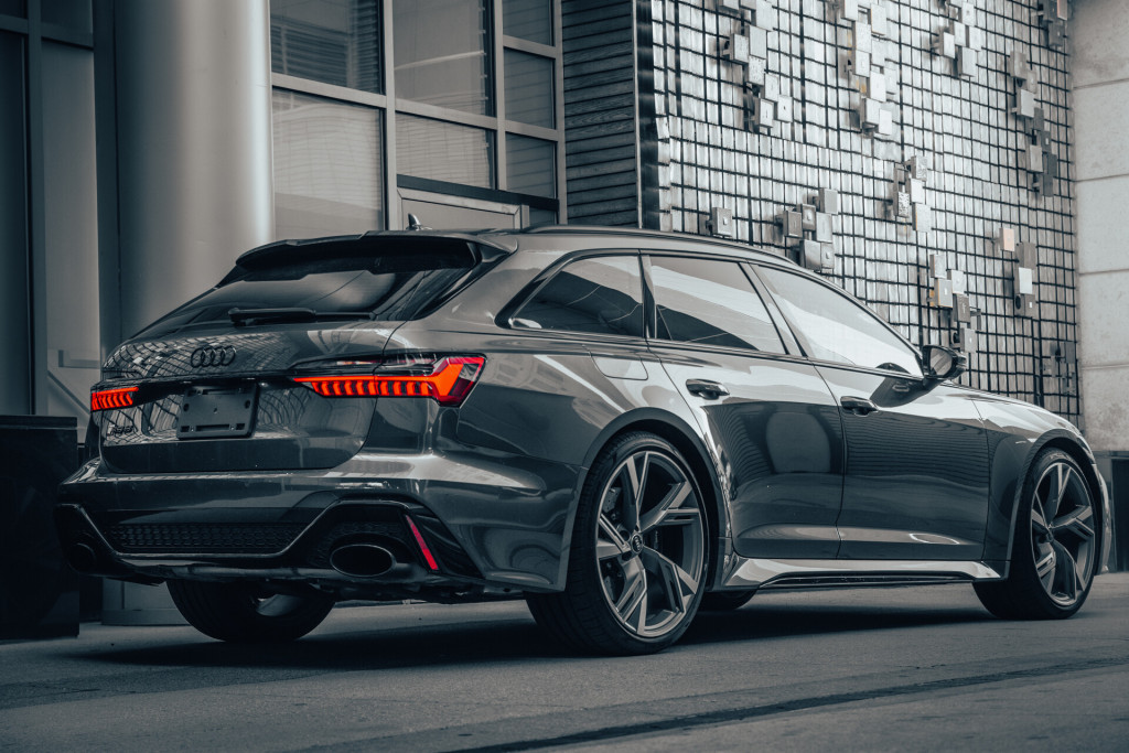 2021 Audi RS 6 Avant 4.0T quattro in Daytona Gray Pearl Effect - Rear Passenger’s 3/4 View