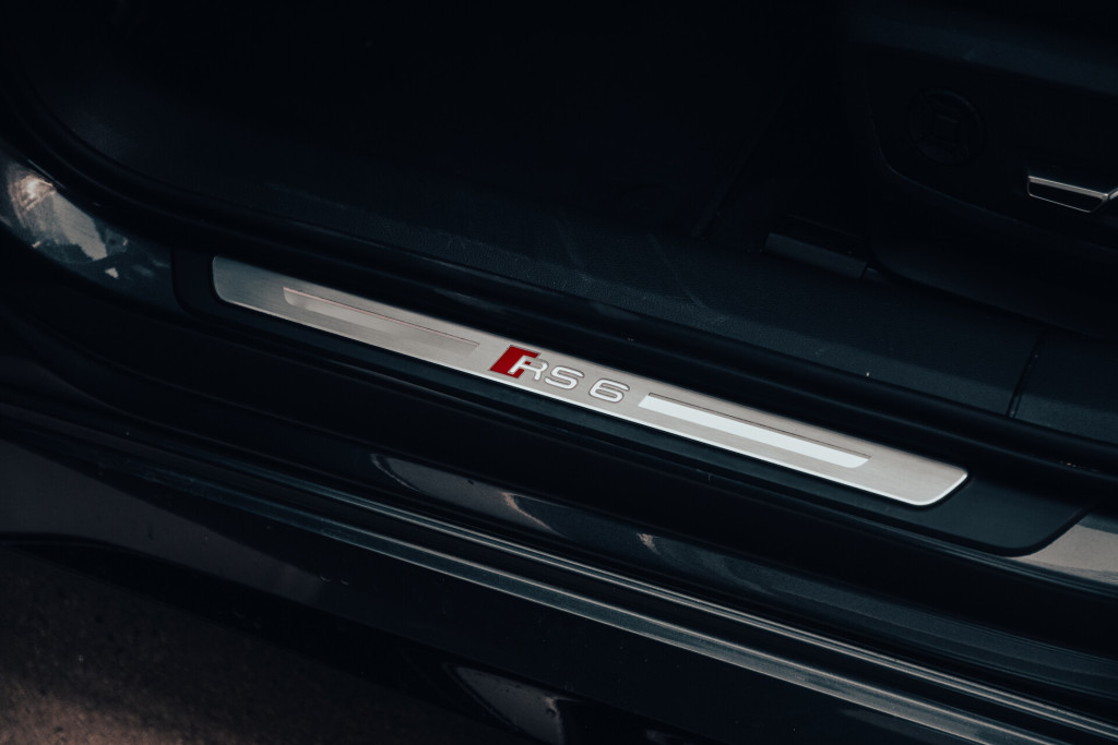 2021 Audi RS 6 Avant 4.0T quattro in Daytona Gray Pearl Effect - Door Sill Inlay